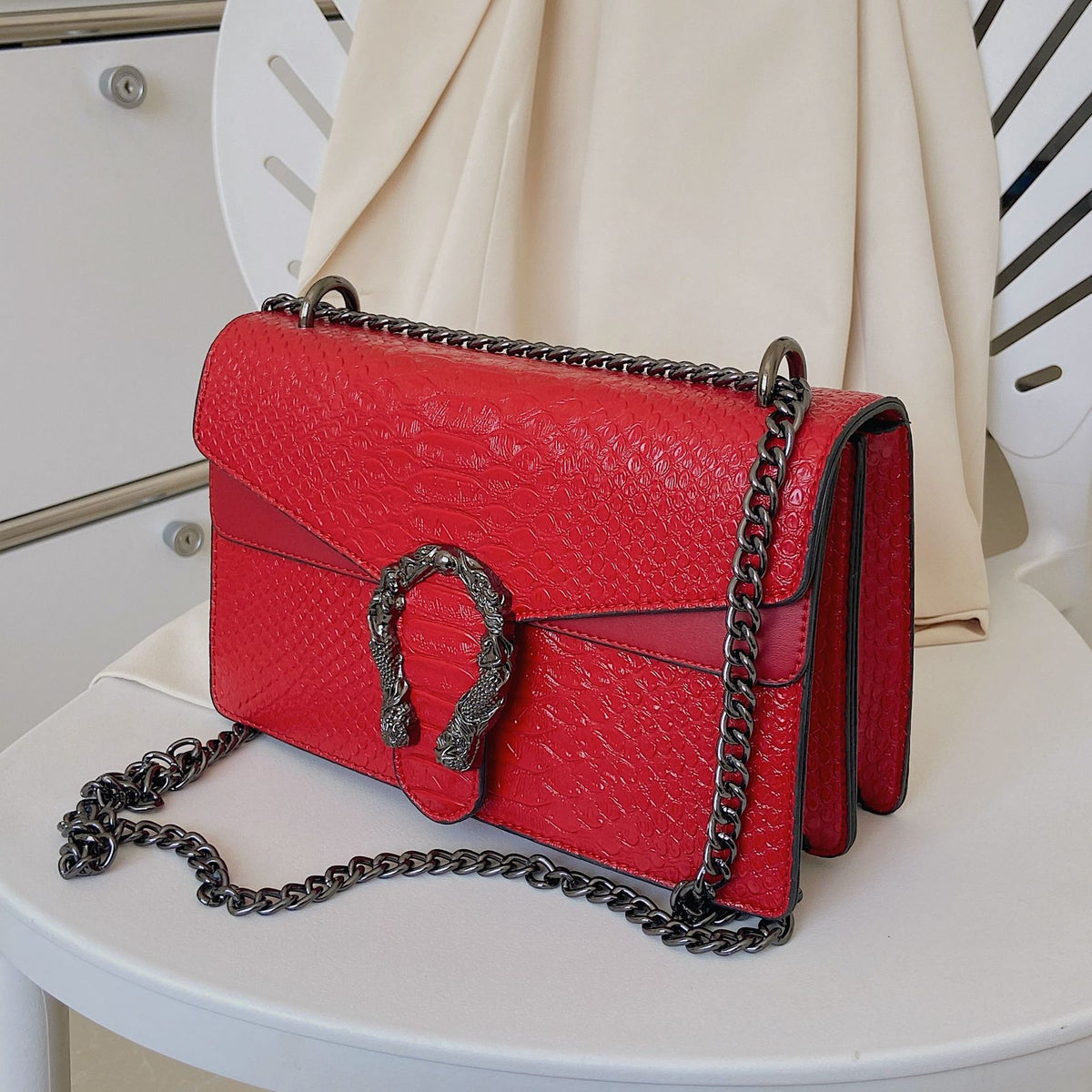 Sac à bandoulière carré en chaîne de luxe pour femmes, marque eprolo, avec design élégant et détails sophistiqués.