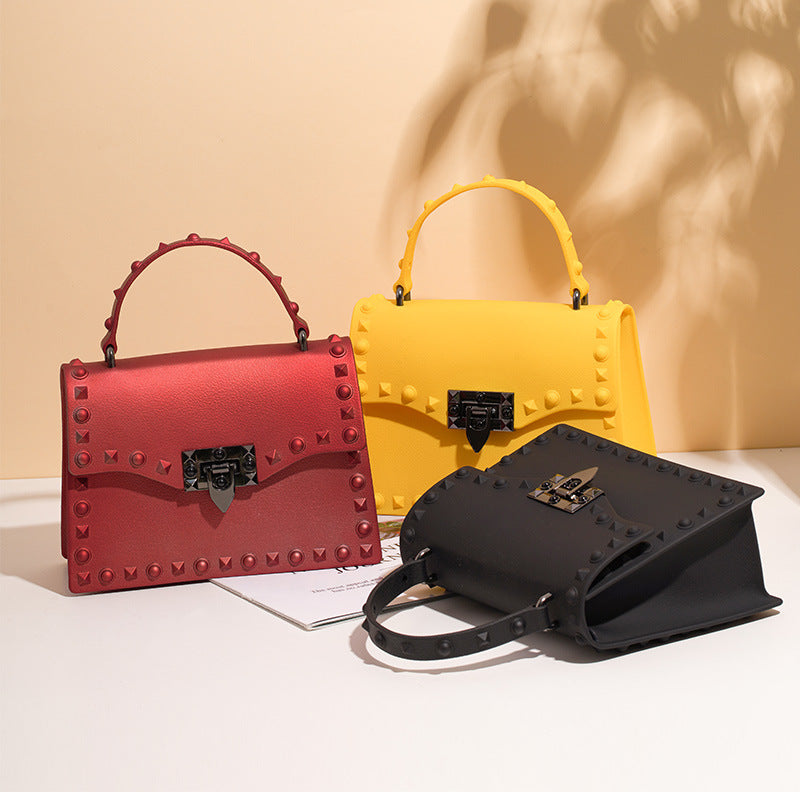 Sac à main en PVC pour femmes avec rivets en forme de diamant, porté à la main ou en bandoulière, de la marque eprolo.