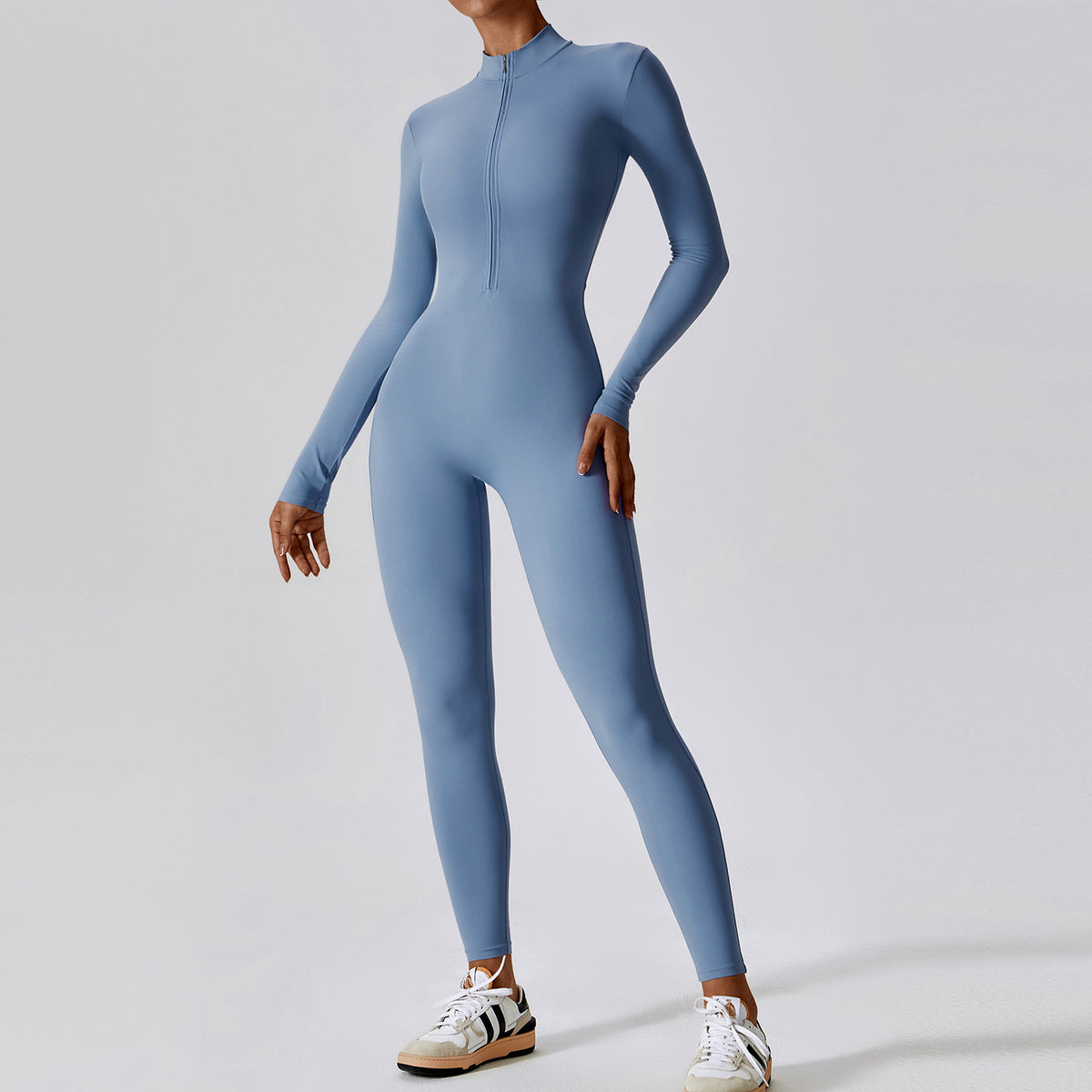 Combinaison de yoga nude à manches longues pour fitness intense, ajustée, de la marque eprolo, tissu extensible et confortable.
