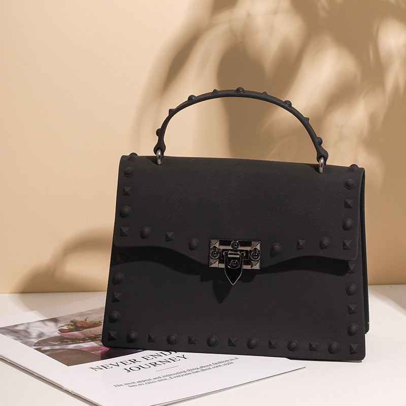 Sac à main en PVC pour femmes eprolo avec rivets en forme de diamant, poignées et bandoulière, design coloré et moderne.