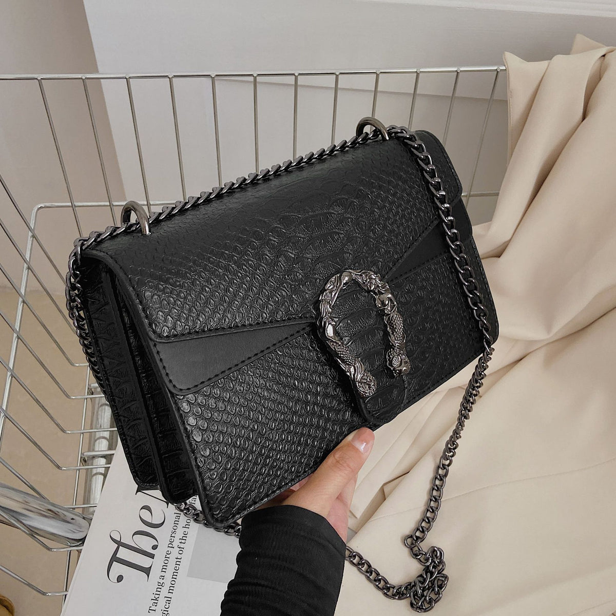 Sac à bandoulière carré de luxe pour femmes de la marque eprolo, avec chaîne élégante et design sophistiqué.